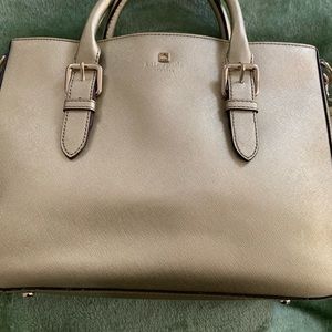 Gorgeous Kate Spade handbag!!! This bag has only been worn twice 😊.